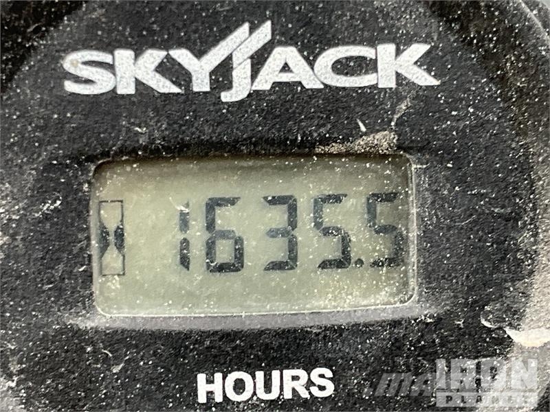 SkyJack 6832RT 4x4 Dual Fuel Scissor Lift Makazaste platforme