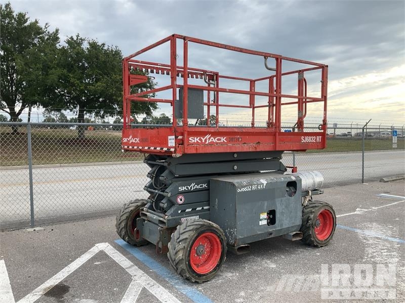 SkyJack 6832RT 4x4 Dual Fuel Scissor Lift Makazaste platforme