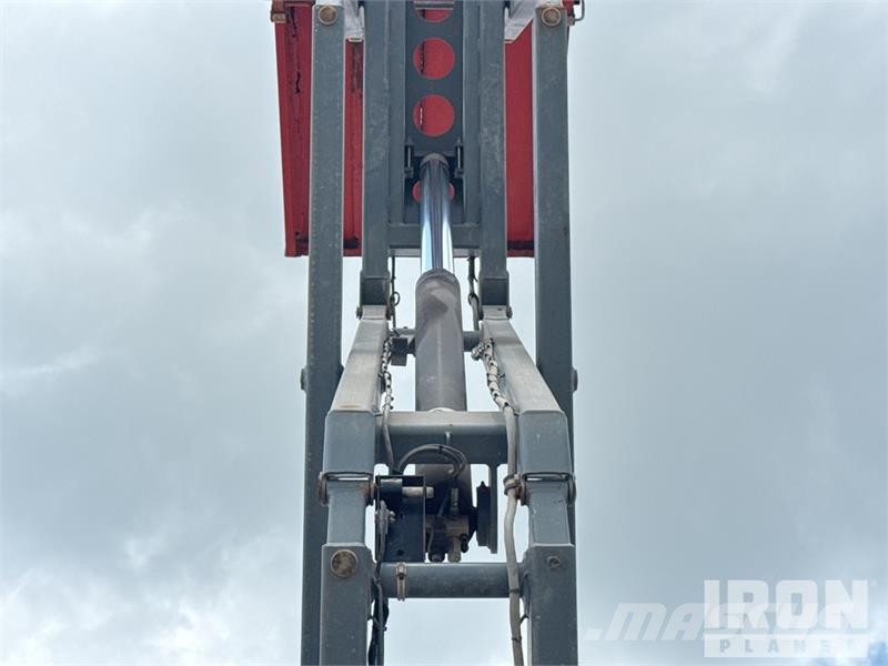 SkyJack 6832RT Dual Fuel Scissor Lift Makazaste platforme