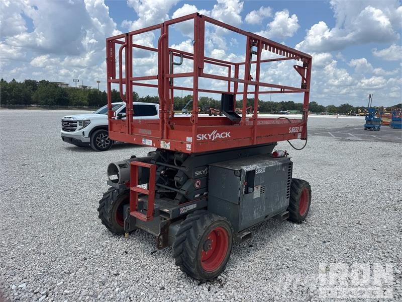 SkyJack 6832RT Dual Fuel Scissor Lift Makazaste platforme