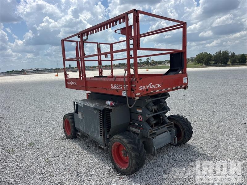 SkyJack 6832RT Dual Fuel Scissor Lift Makazaste platforme