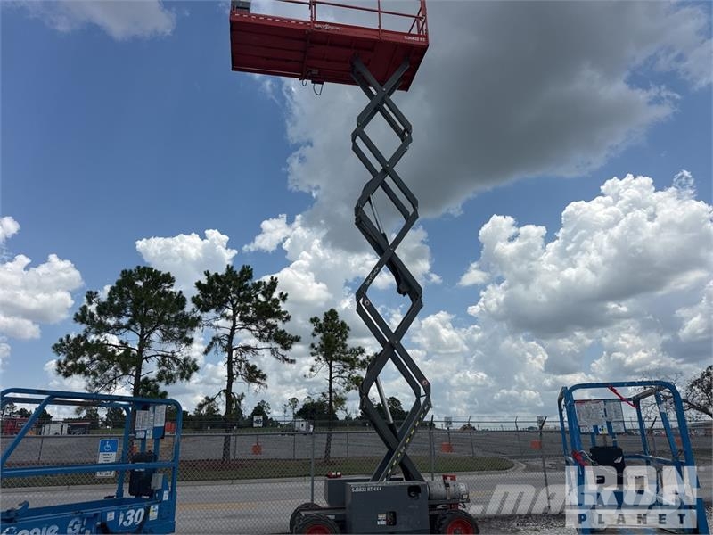 SkyJack 6832RT Dual Fuel Scissor Lift Makazaste platforme