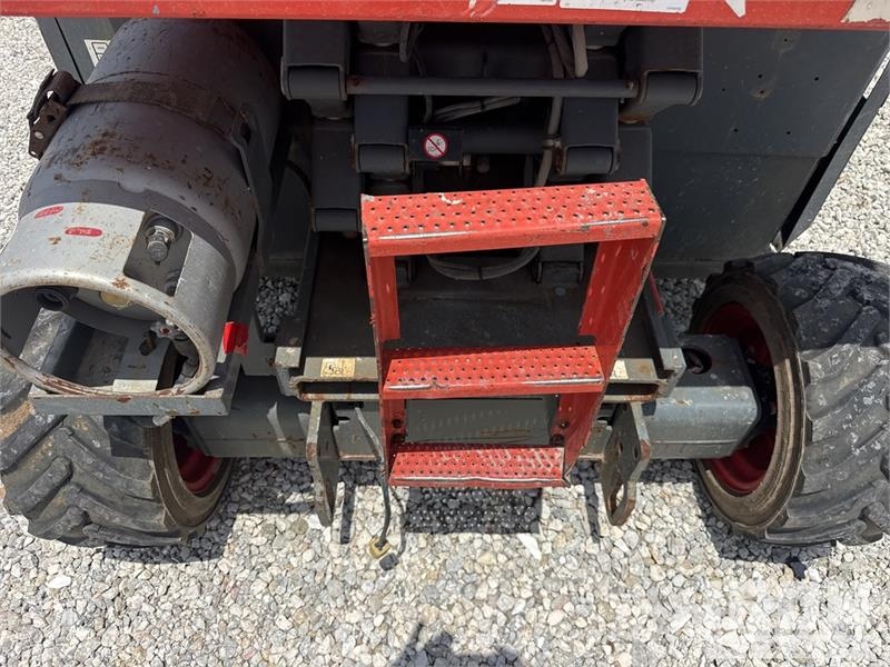 SkyJack 6832RT Dual Fuel Scissor Lift Makazaste platforme
