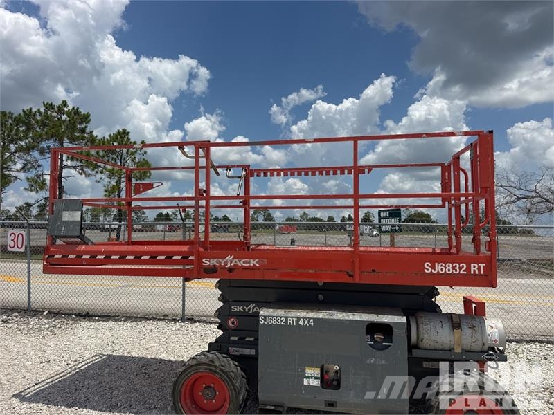 SkyJack 6832RT Dual Fuel Scissor Lift Makazaste platforme