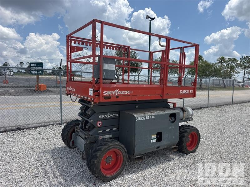 SkyJack 6832RT Dual Fuel Scissor Lift Makazaste platforme