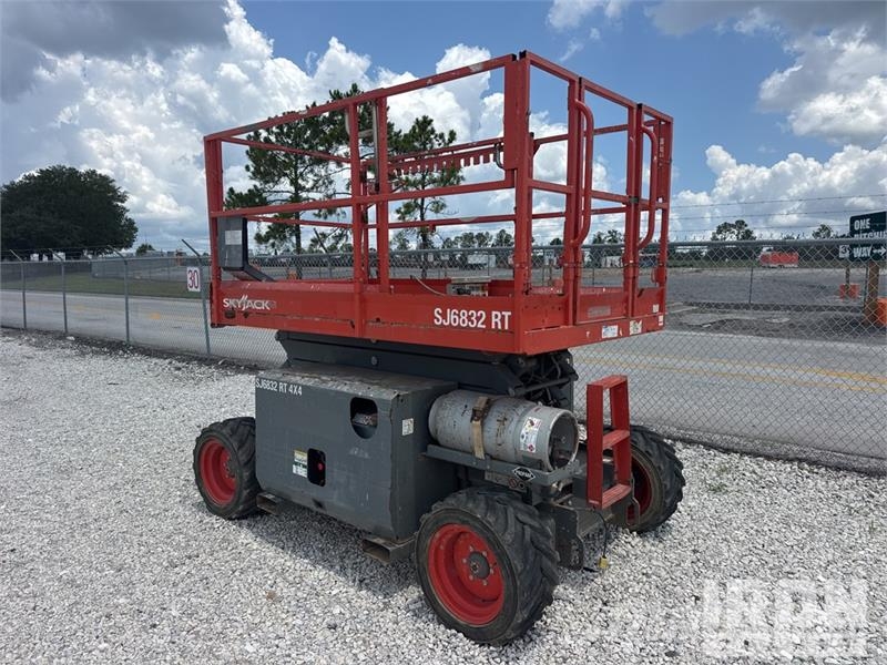 SkyJack 6832RT Electric Scissor Lift Elevadores de tesoura