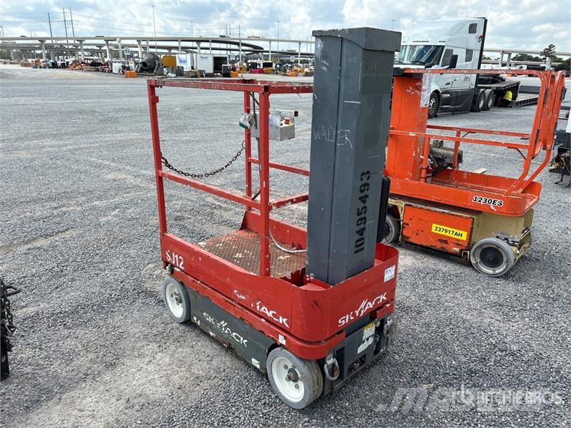 SkyJack SJ12 Vertical Mast Lift Plataformas elevatórias verticais