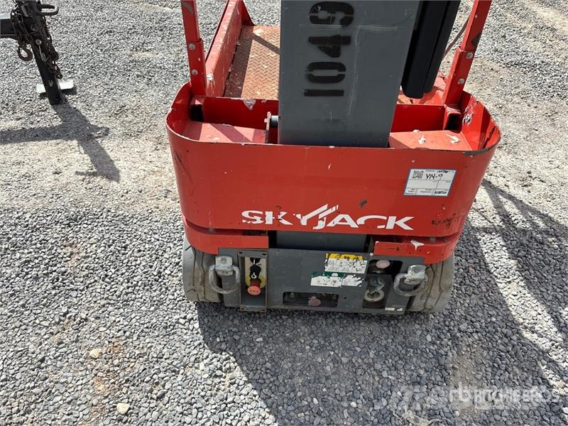 SkyJack SJ12 Vertical Mast Lift Plataformas elevatórias verticais