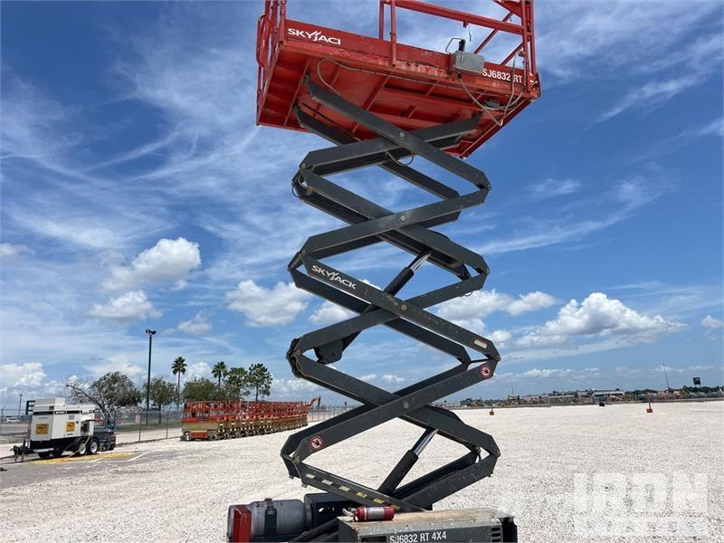 SkyJack SJ6832 RT Makazaste platforme