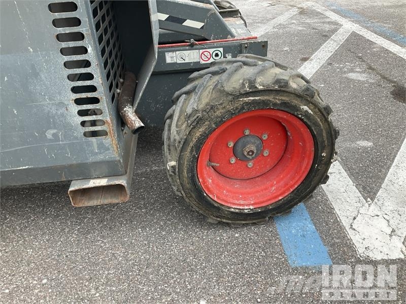SkyJack SJ6832 RT رافعات مقصية الشكل