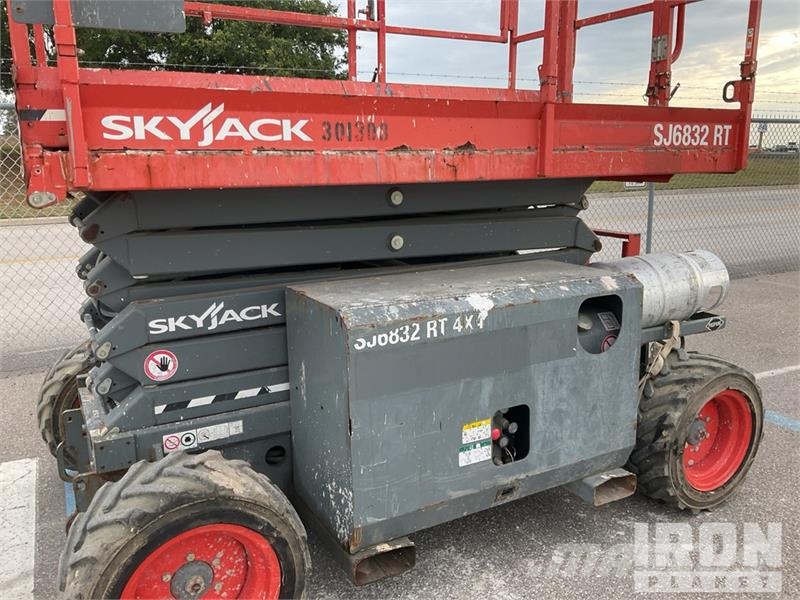 SkyJack SJ6832 RT رافعات مقصية الشكل