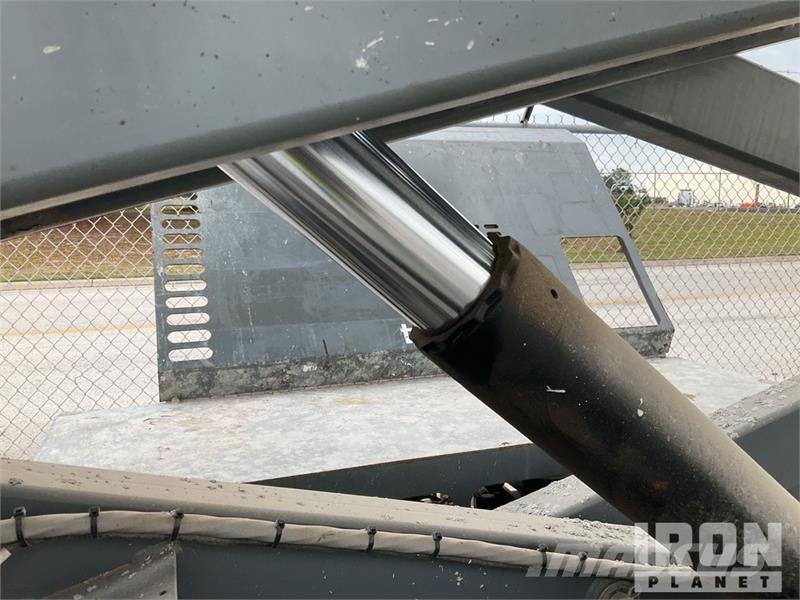 SkyJack SJ6832 RT رافعات مقصية الشكل