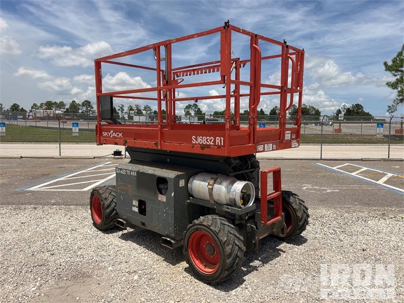 SkyJack SJ6832 RT Makazaste platforme