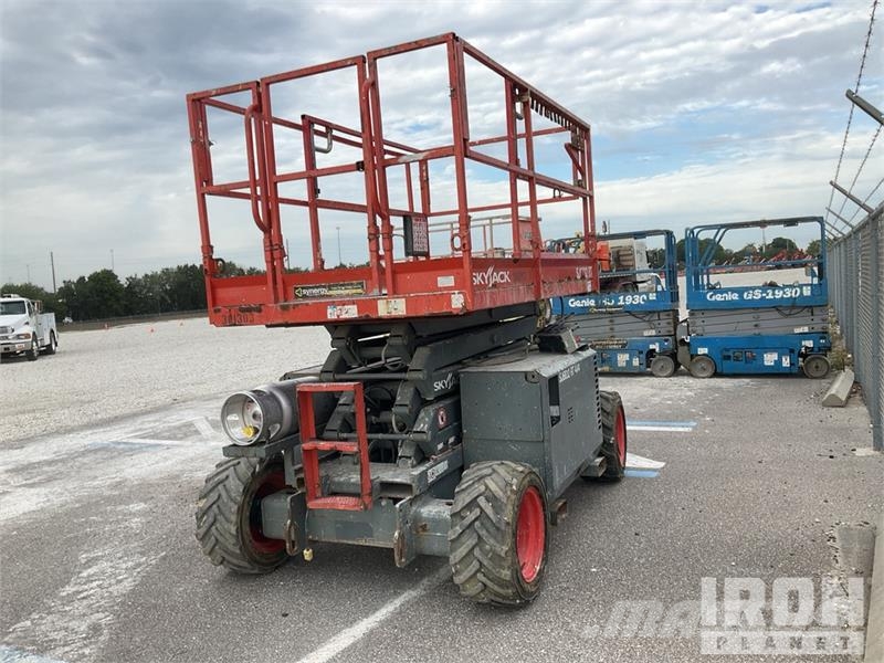 SkyJack SJ6832 RT رافعات مقصية الشكل