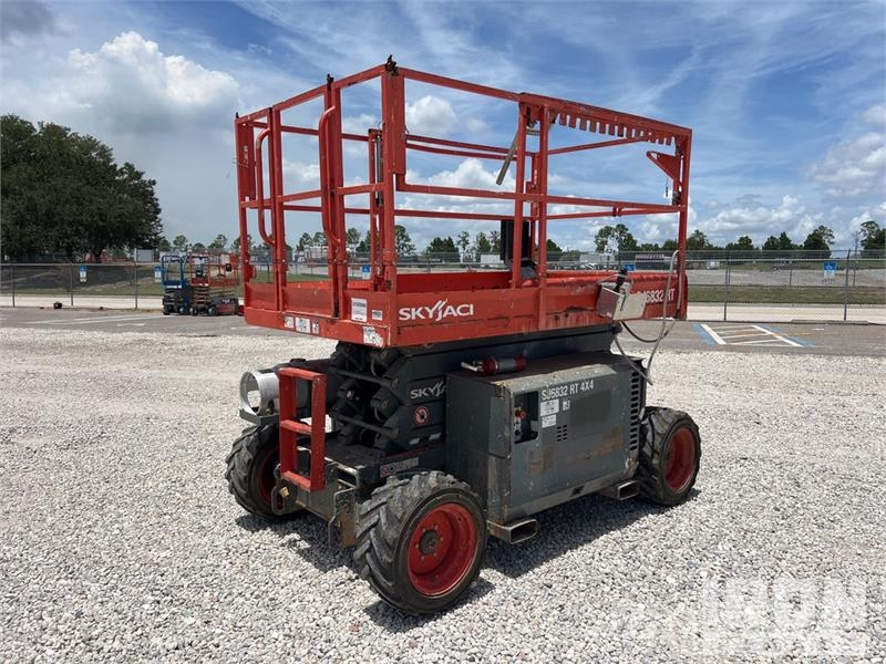 SkyJack SJ6832 RT Makazaste platforme