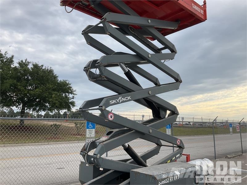 SkyJack SJ6832 RT رافعات مقصية الشكل