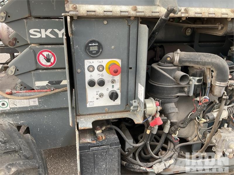 SkyJack SJ6832 RT رافعات مقصية الشكل