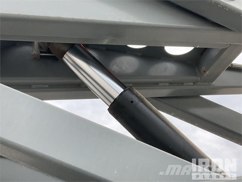 SkyJack SJ6832 RT رافعات مقصية الشكل