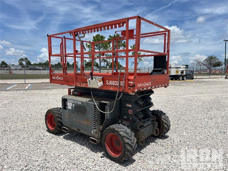 SkyJack SJ6832 RT Makazaste platforme