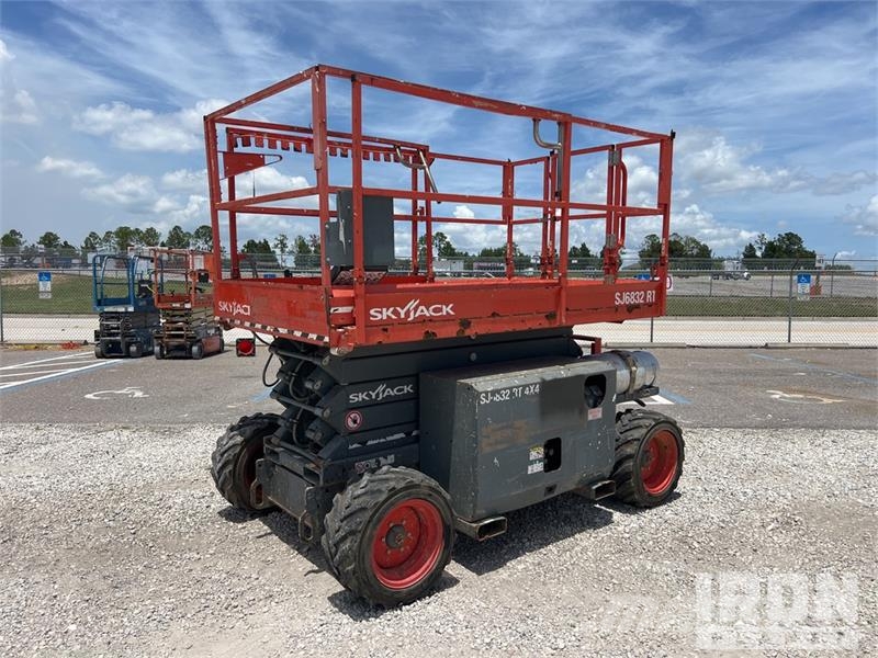 SkyJack SJ6832 RT Makazaste platforme