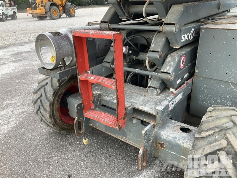 SkyJack SJ6832 RT رافعات مقصية الشكل