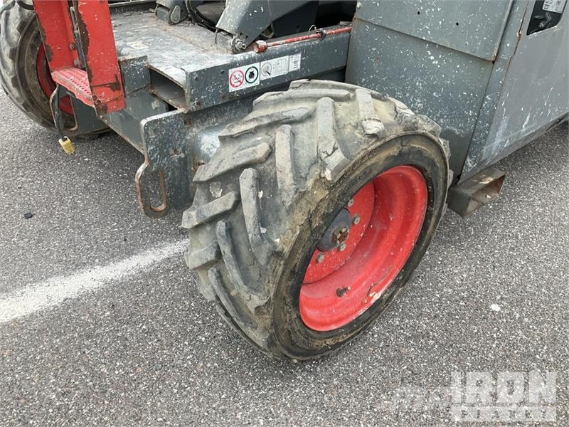 SkyJack SJ6832 RT رافعات مقصية الشكل