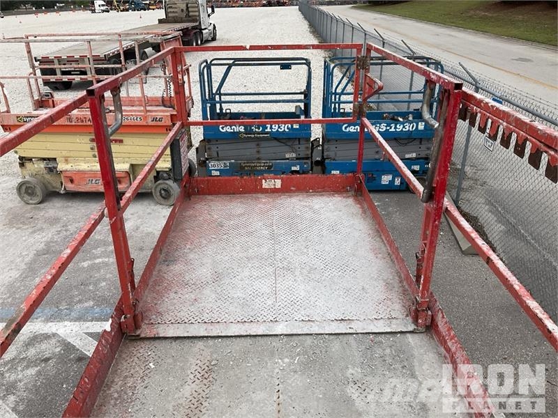 SkyJack SJ6832 RT رافعات مقصية الشكل