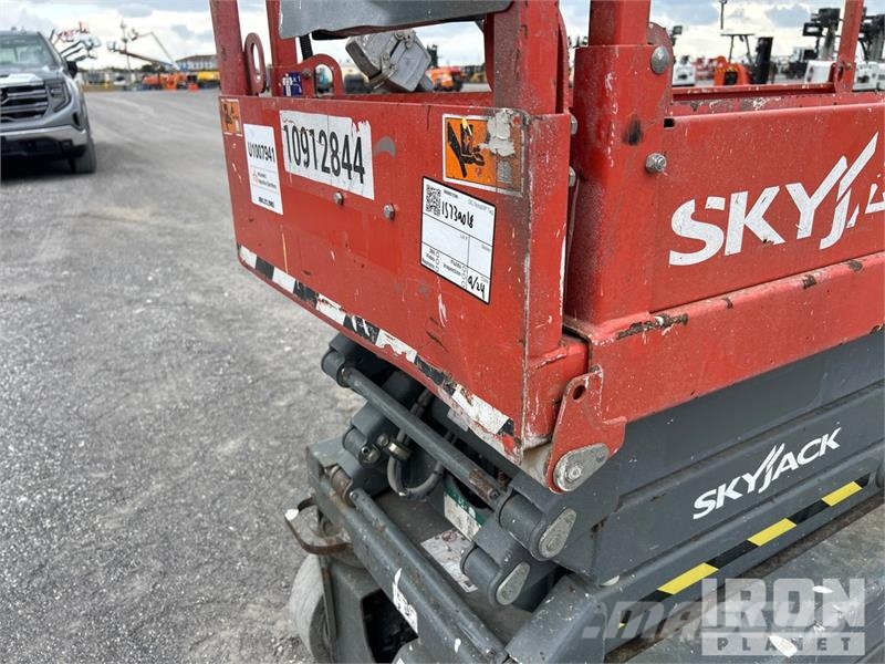 SkyJack SJIII-3219 Electric Scissor Lift Käärtõstukid