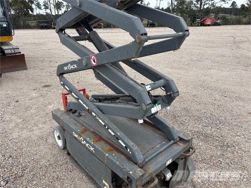 SkyJack SJIII-3219 Electric Scissor Lift Scissor lifts