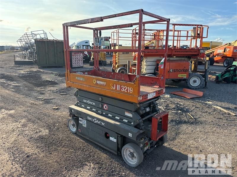 SkyJack SJIII-3219 Electric Scissor Lift Scissor lifts