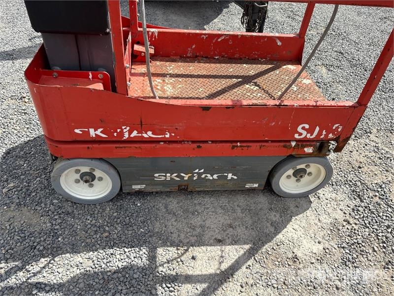 SkyJack Vertical Mast Lift Вертикални мачтови повдигачи