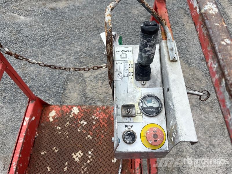 SkyJack Vertical Mast Lift Вертикални мачтови повдигачи