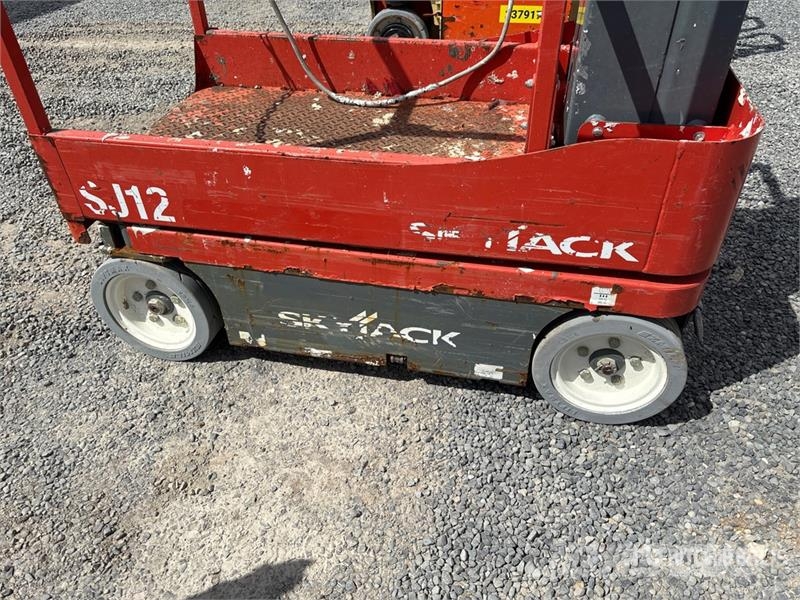 SkyJack Vertical Mast Lift Вертикални мачтови повдигачи