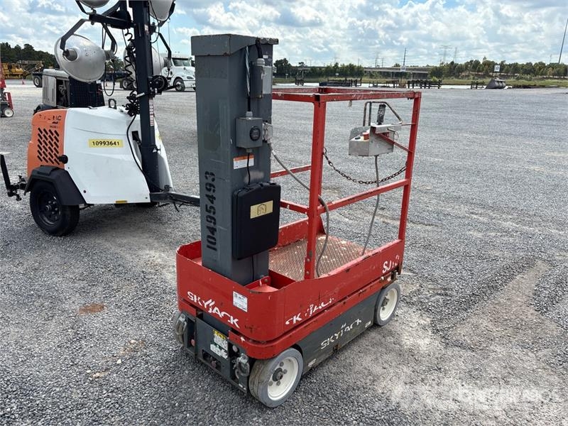 SkyJack Vertical Mast Lift Вертикални мачтови повдигачи