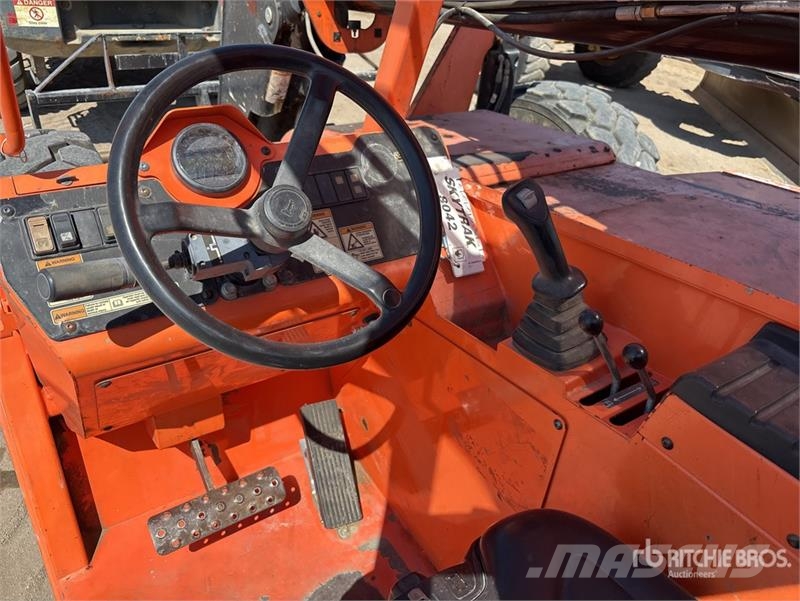 SkyTrak 8042 伸縮臂操作車