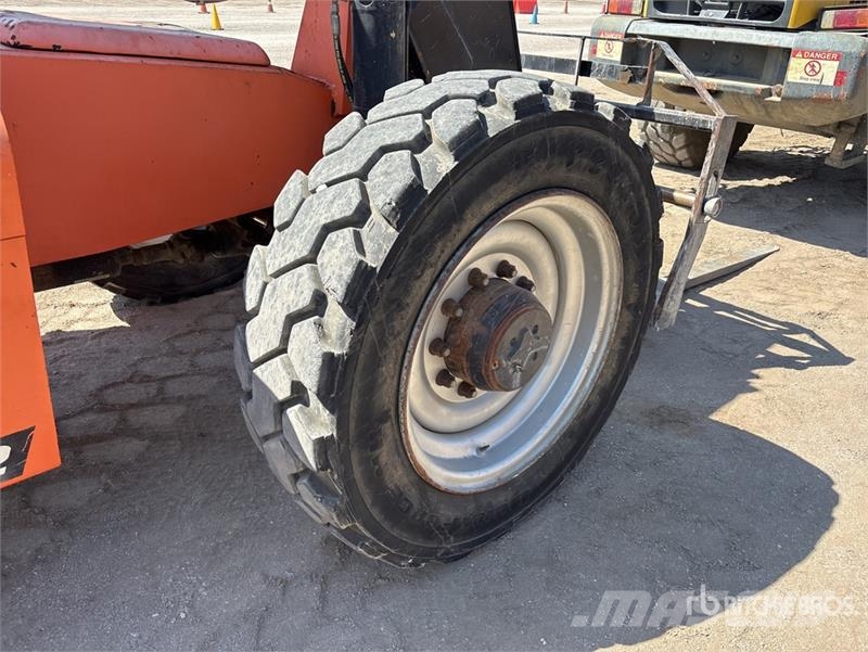SkyTrak 8042 伸縮臂操作車