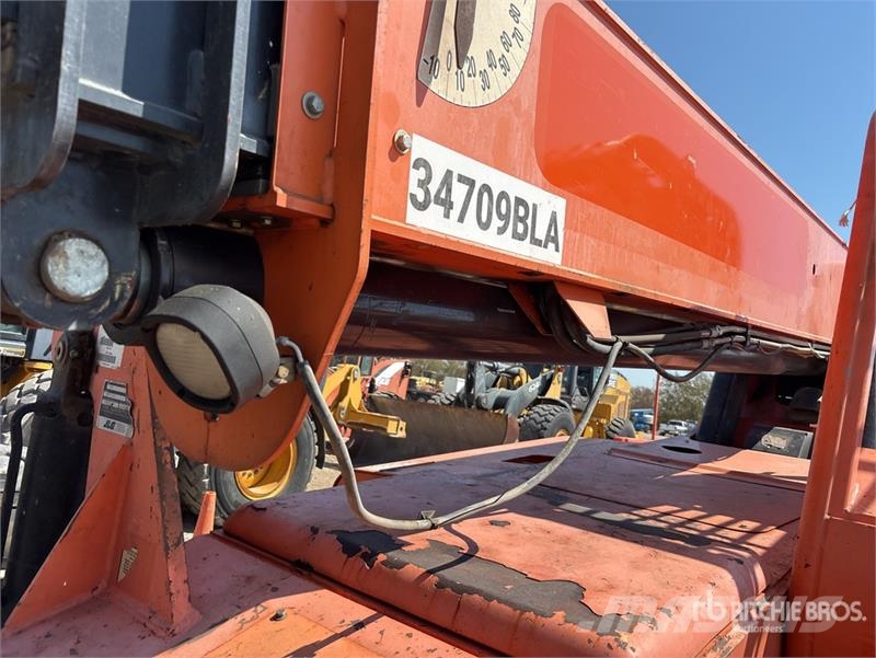 SkyTrak 8042 伸縮臂操作車