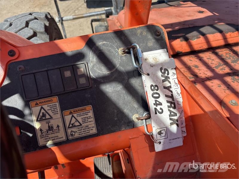 SkyTrak 8042 伸縮臂操作車