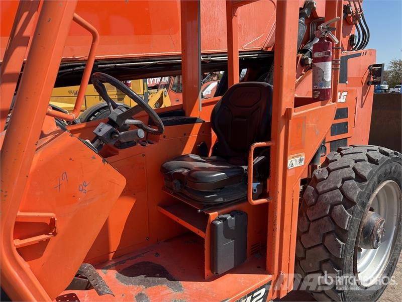 SkyTrak 8042 伸縮臂操作車