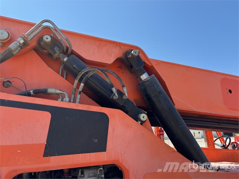 SkyTrak 8042 伸縮臂操作車