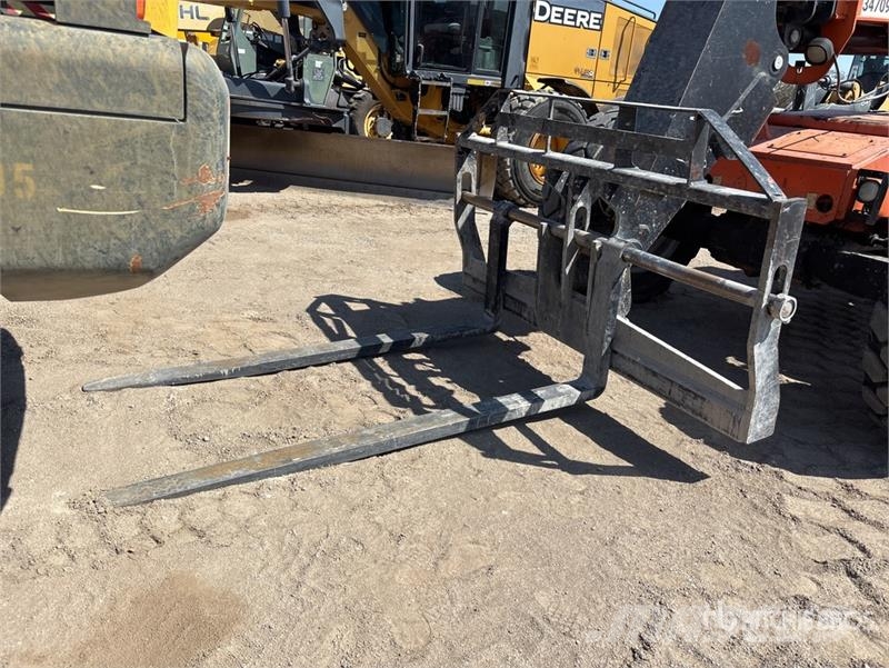 SkyTrak 8042 伸縮臂操作車