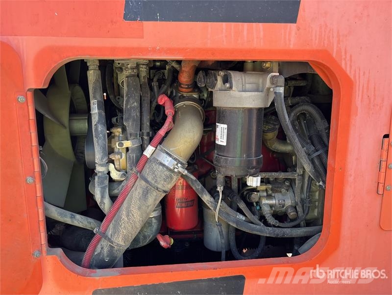 SkyTrak 8042 伸縮臂操作車
