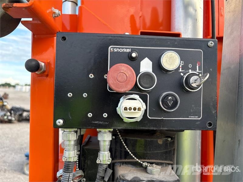 Snorkel UL32 Vertical Mast Lift (Inoperable) Személyemelők