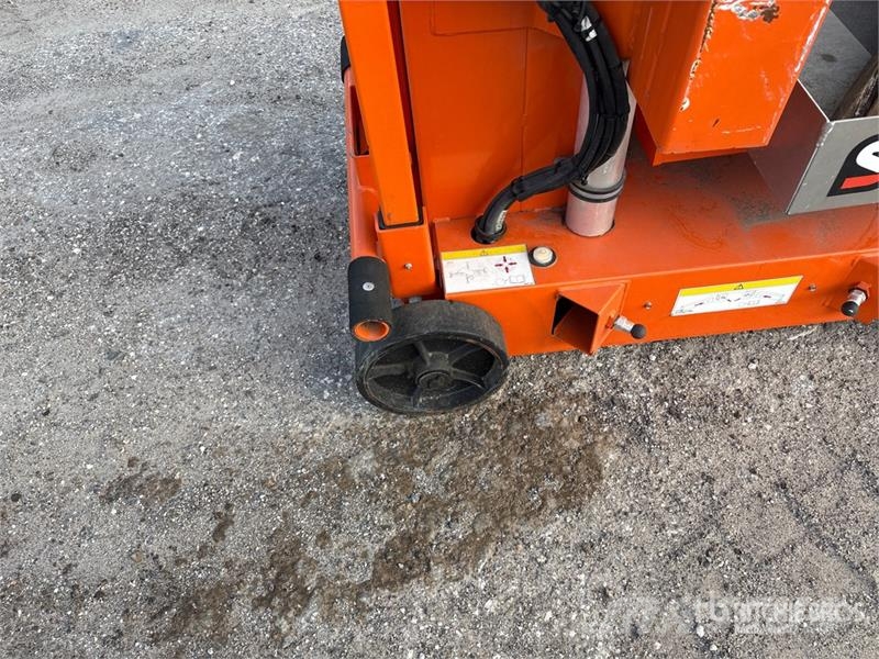 Snorkel UL32 Vertical Mast Lift (Inoperable) Személyemelők