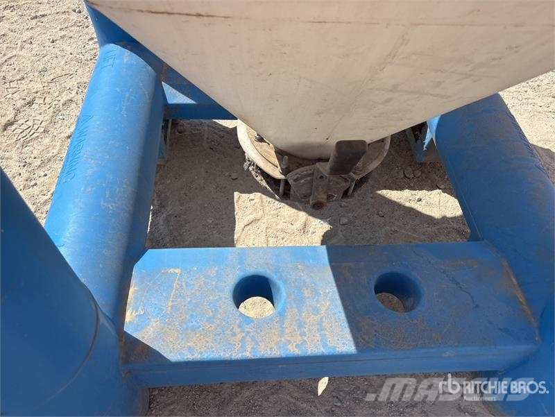 Snyder Flowmaster Plastic Hopper ماكينات زراعية - غير ذلك