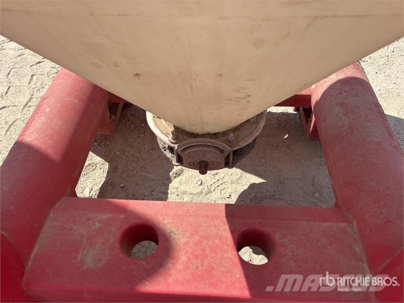 Snyder Flowmaster Plastic Hopper ماكينات زراعية - غير ذلك