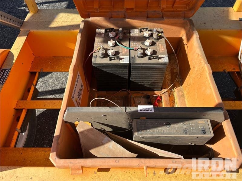 SOLAR TECH SILENT MESSENGER Arrow Board Kiti kelių tiesimo įrengimai