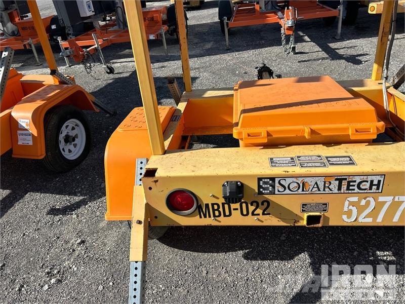 SOLAR TECH SILENT MESSENGER Arrow Board Kiti kelių tiesimo įrengimai