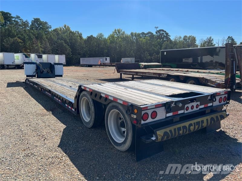 Specialized XL60 40000 lb T/A Removable Gooseneck Low loaders