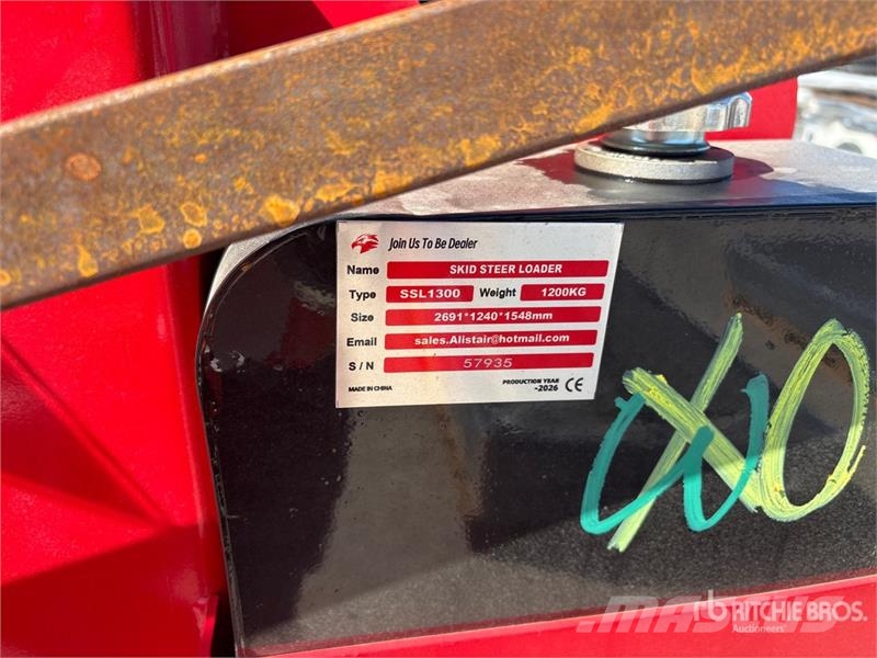  SSL1300-RED Mini Yanmar Diesel Compact Track Loade لوادر انزلاقية التوجيه